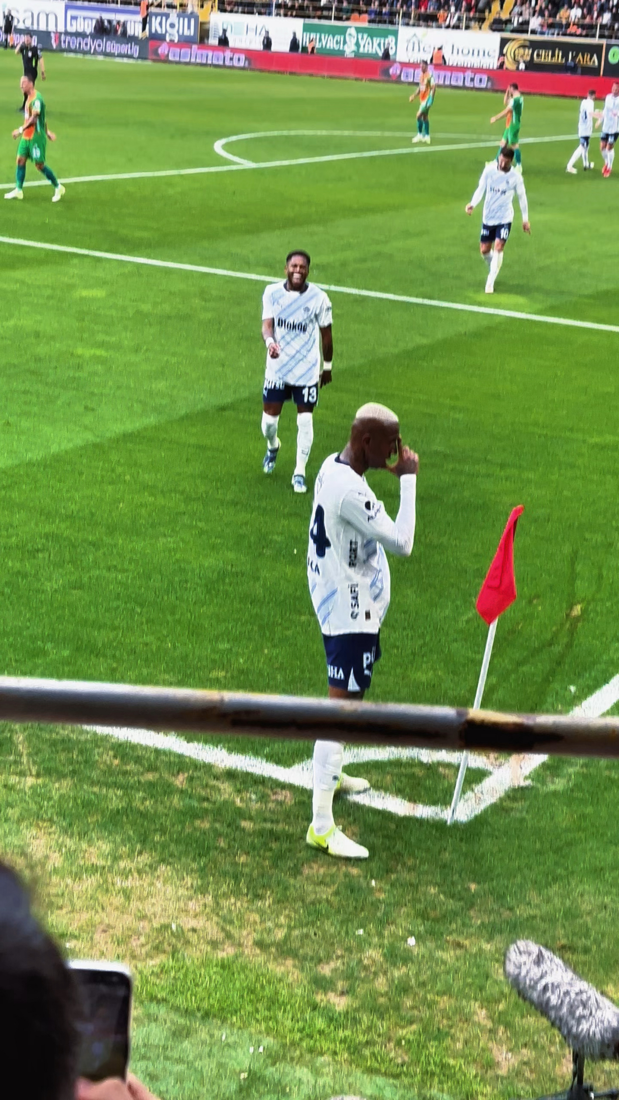 关于C罗场边指挥情绪激动，国米队员怒摔水瓶！的信息